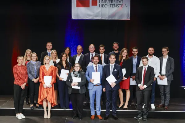 Auf dem Bild sind Paulina Bracher und Prof. Dr. Alexandra Butterstein, Absolvent:innen LL.M. im Gesellschafts-, Stiftungs- und Trustrecht mit Dr. Christian Frommelt.