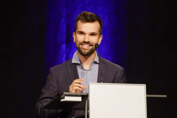 Carsten Huber hält eine Rede.