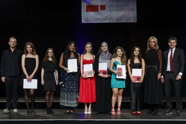 Auf dem Bild sind die Absolvent:innen des Masters of Science Architecture.