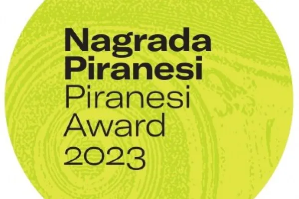 Logo des Piranesi Award 2023, gelber Kreis mit schwarzem Text "Nagrada Piranesi Piranesi Award 2023", Hintergrund mit feinem Linienmuster.