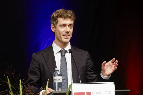 Der Festredner der Weiterbildung, Maximilian Rüdisser