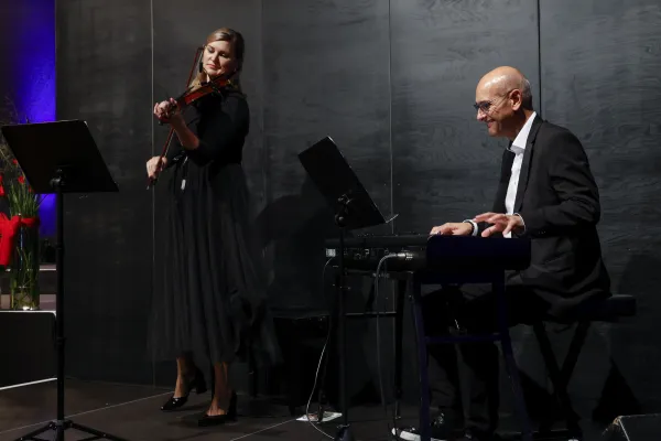 Das Classic Duo umrahmte die Diplomfeier musikalisch.