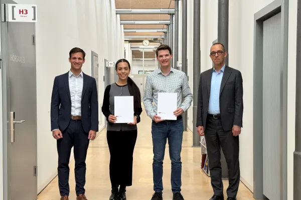 Preisträger zusammen mit einem Vertreter der Universität und der Palmary-Stiftung