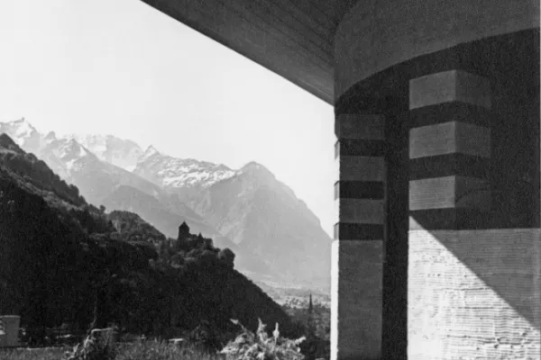 Schwarz Weiss Aufnahme eines Hauseingangs