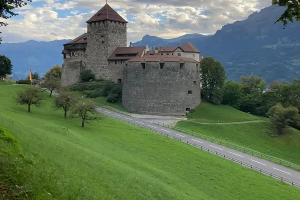 Das Schloss Vaduz an einem leicht bewölkten Tag