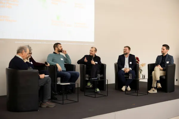 Podiumsdiskussion von sechs Personen