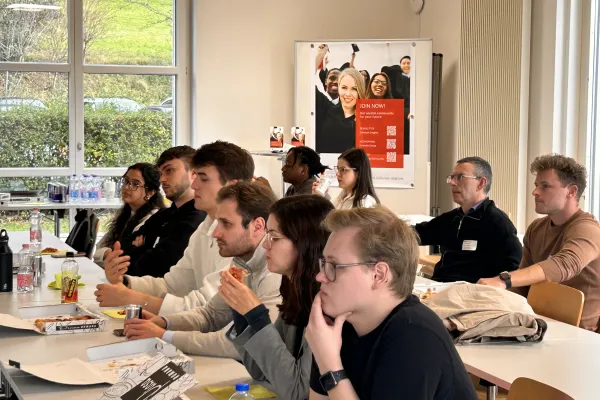 Studierende beim Alumni-Talk mit Mittagssnack