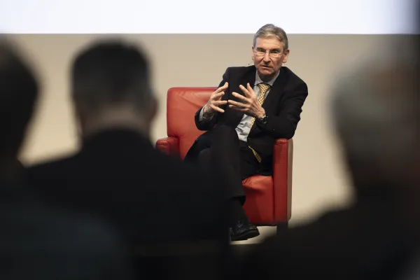 Gesprächspartner spricht im roten Sessel beim Campus-Gespräch der Universität Liechtenstein