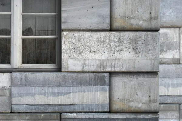 Gebäude aus grauen Steinblöcken