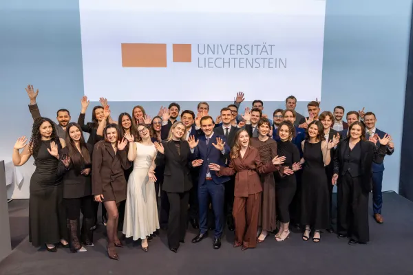 Gemeinsames Gruppenfoto der Graduierenden bei der Diplomfeier der Universität Liechtenstein