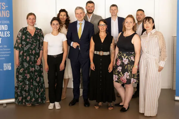 Erfolgreiche Studenabsolventen mit Studiengangsleiter Martin Wenz
