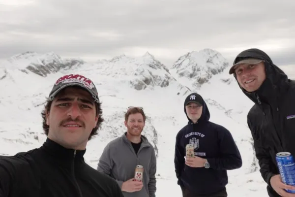 Vier Jungs mit Schneebergen im Hintergrund