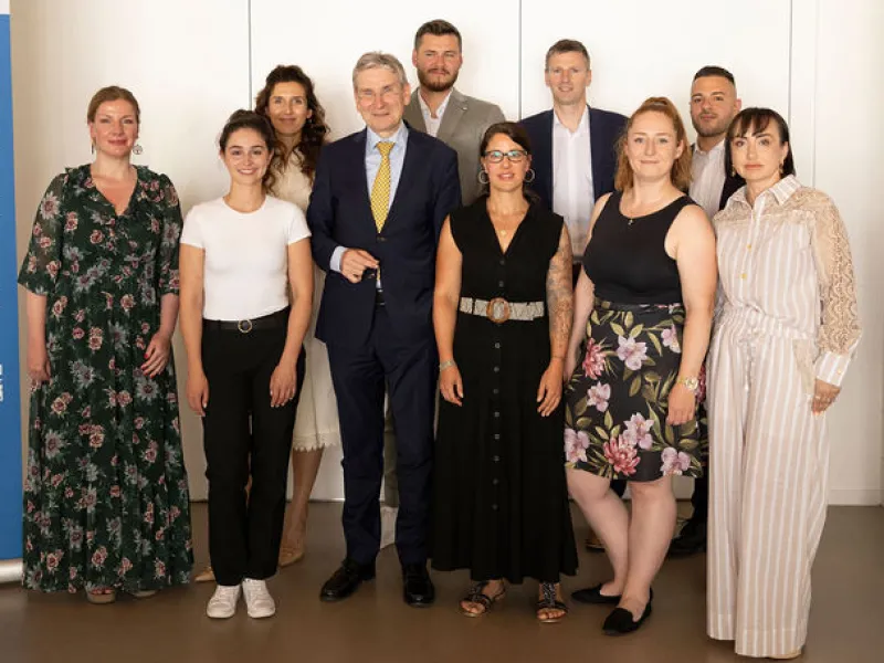 Erfolgreiche Studenabsolventen mit Studiengangsleiter Martin Wenz