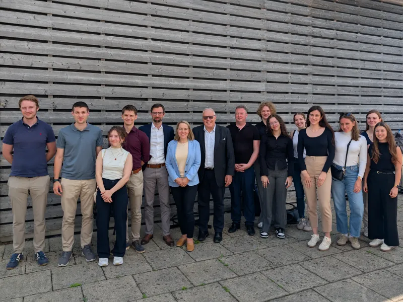 Gruppenbild mit den Besuchern der Universität Linz