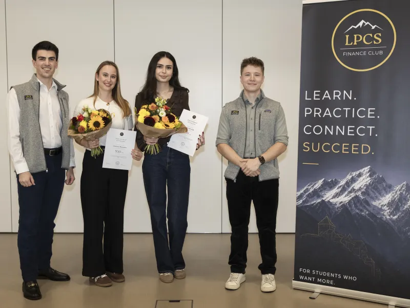Tim Rotter, Clarissa Rixmann, Hatice Kavlak und Finn von Bank bei der Verleihung des ersten LPCS-Stipendiums. (v.l) 