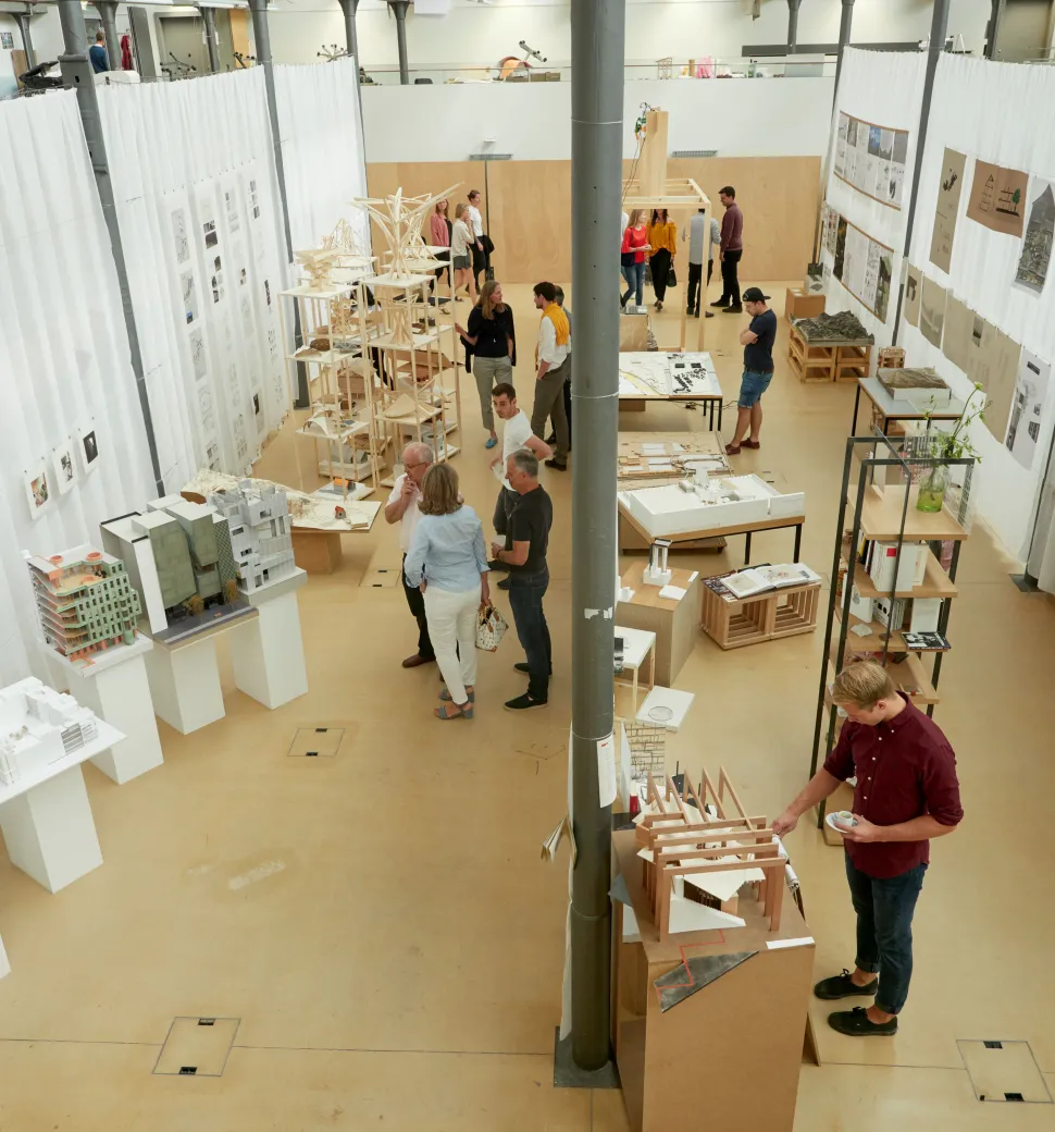 Architekturausstellung mit Modellen und Plänen