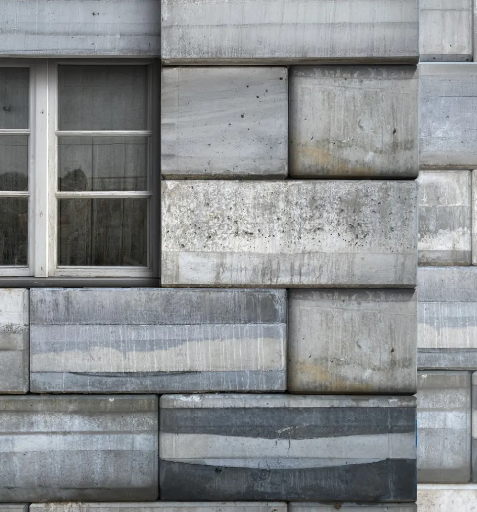 Gebäude aus grauen Steinblöcken